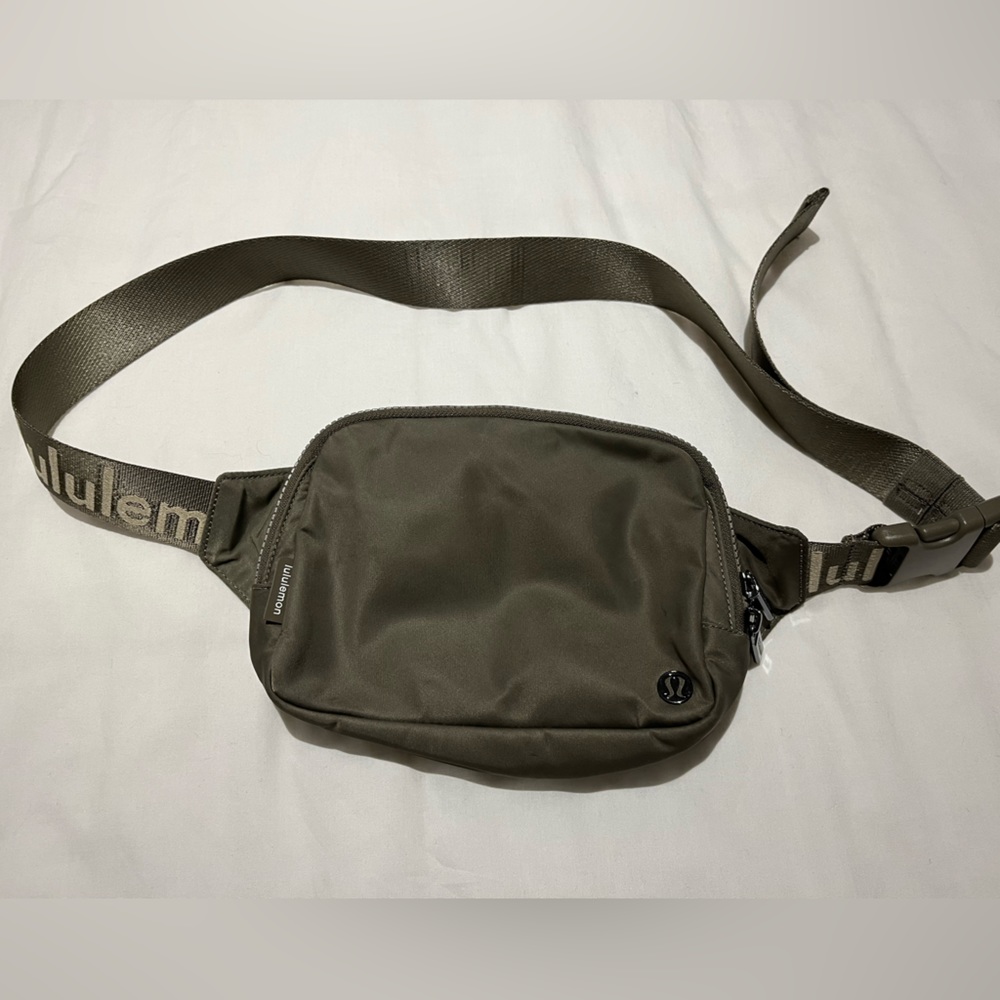 Lululemon 2L belt bag